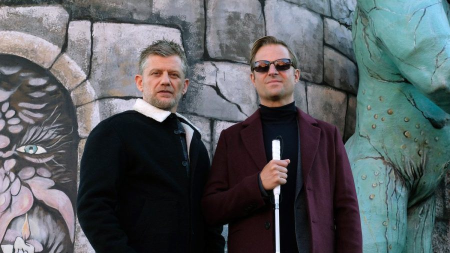 "Der Wien-Krimi: Blind ermittelt - Tod im Prater": Ex-Kommissar Alexander Haller (Philipp Hochmair, r.) und seine "rechte Hand" Niko Falk (Andreas Guenther) ermitteln. (cg/spot)