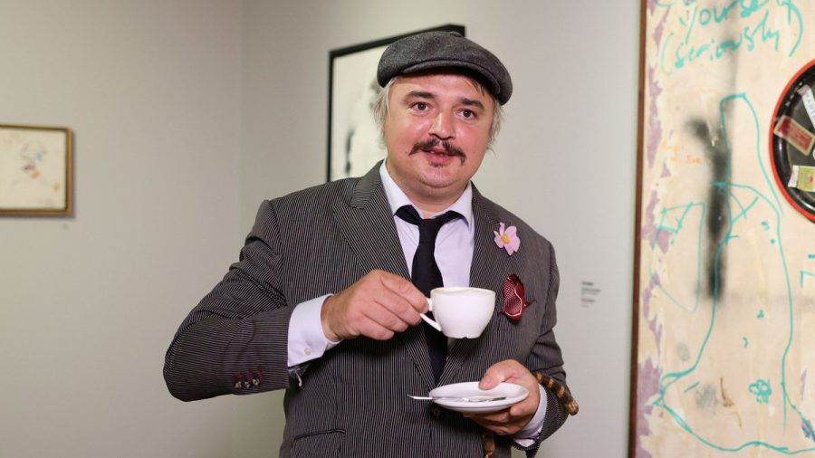 An Englishman in Düsseldorf: Pete Doherty mit einer Tasse Tee vor seinen Werken (tj/spot)