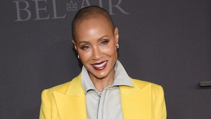 Seit Jahren rasiert sich Jada Pinkett Smith wegen ihres Haarausfalls eine Glatze. Jetzt wachsen ihre Haare wieder gleichmäßig. (ae/spot)