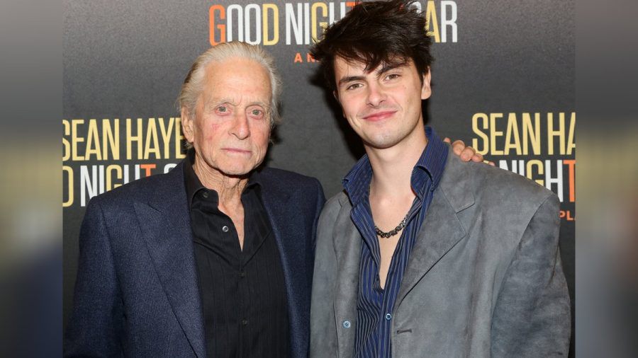 Vater-Sohn-Ausflug: Im April besuchten Michael und Dylan Douglas gemeinsam die Premiere "Good Night, Oscar". (ae/spot)