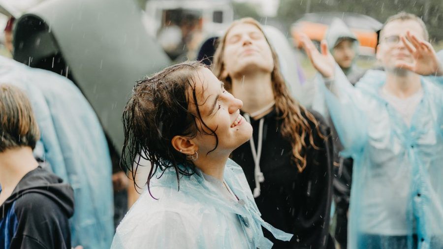 Nass und glücklich: Ein verregnetes Festival muss noch lange kein Weltuntergang sein. (jer/spot)