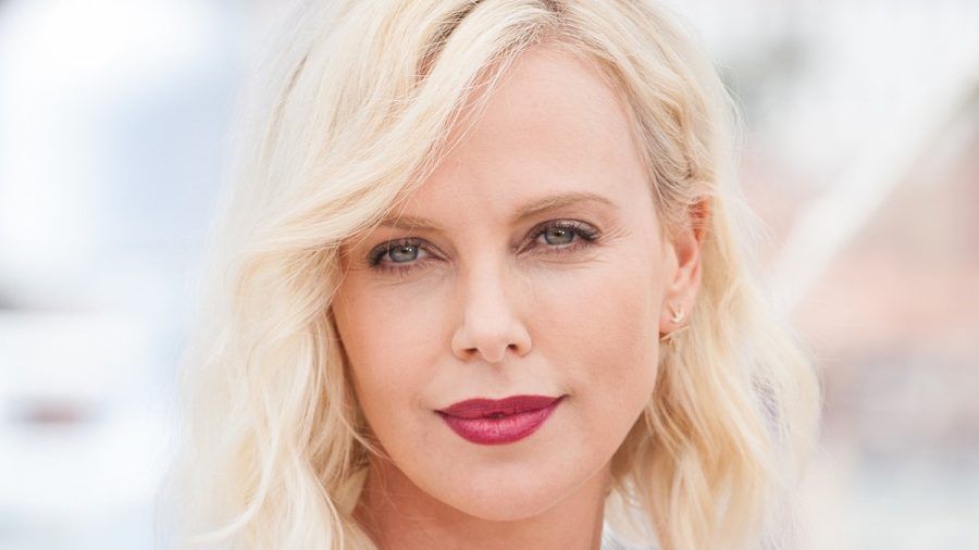 Charlize Theron betont, dass sie ganz natürlich altere und sich keiner Beauty-OP unterzogen habe. (ae/spot)