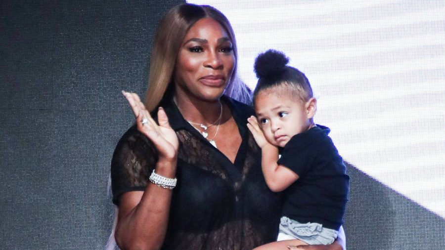 Serena Williams - hier mit Tochter Olympia auf dem Arm - hat erneut ein Mädchen auf die Welt gebracht. (lau/spot)