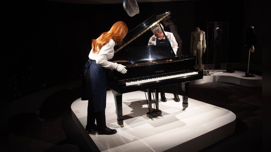 An diesem Yamaha G2 Baby Grand Piano soll Freddie Mercury unter anderem "Bohemian Rhapsody" komponiert haben. (wue/spot)