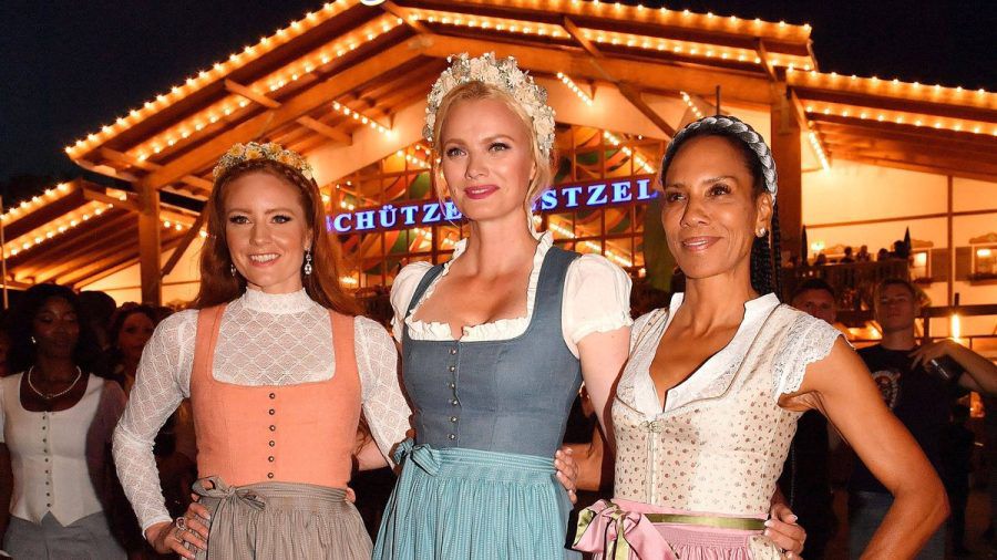 Die Models Barbara Meier und Franziska Knuppe posierten gemeinsam mit Barbara Becker in Tracht für die Fotografen auf dem Münchner Oktoberfest. (dr/spot)