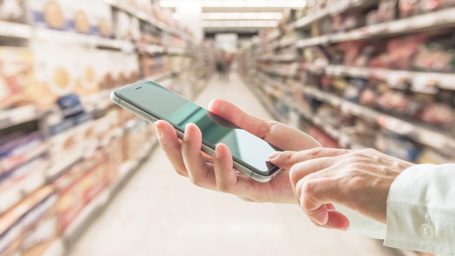 Jeden Tag bezahlen Tausende Menschen im Supermarkt mit ihren Smartphones an der Kasse. (elm/spot)