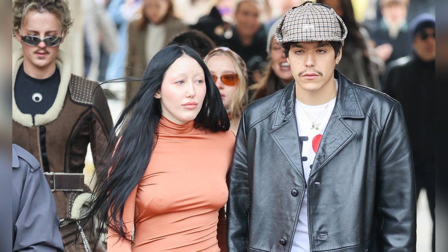 "Weird Girl Ästhetik": Sängerin Noah Cyrus zeigt sich häufig in "seltsamen" Outfits. (the/spot)