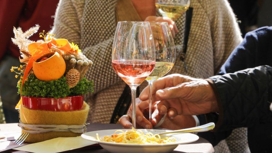 In Kitzbühel können Urlauberinnen und Urlauber mit besonderen Weinen der Region Piemont bei Kitz Kulinarik x Piemont anstoßen. (elm/obr/spot)