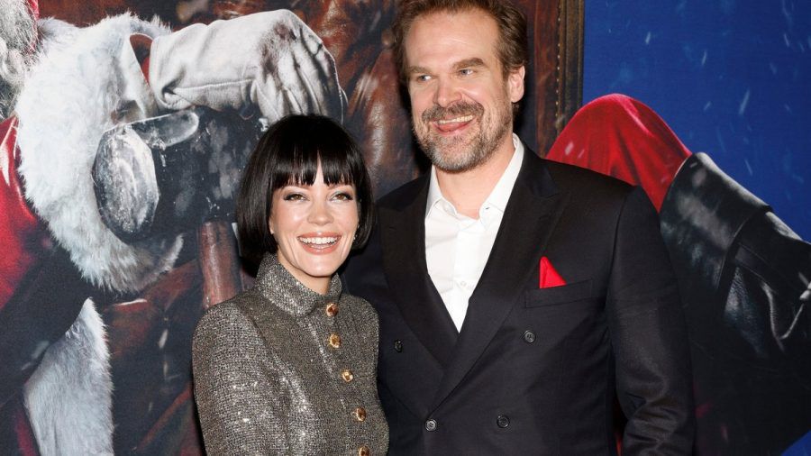Der Humor verbindet sie: Lily Allen und David Harbour sind seit drei Jahren verheiratet und haben sichtlich Spaß in ihrer Ehe. (ae/spot)