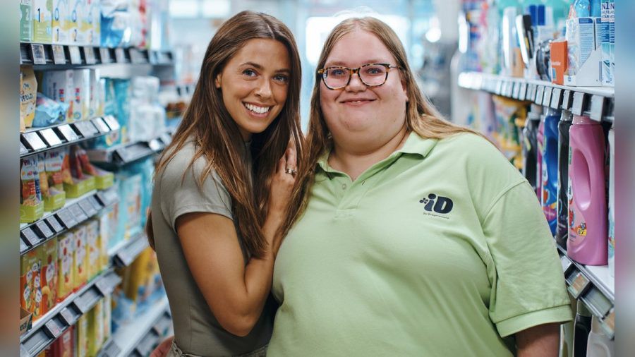 Vanessa Mai als Tagespraktikantin in einem inklusiven Drogeriemarkt, der von der Aktion Mensch gefördert wird. (obr/spot)