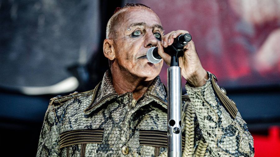 Till Lindemann während eines Konzerts. (wue/spot)