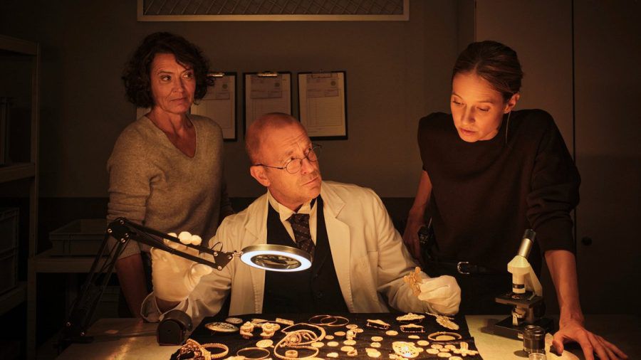 Ulrike Folkerts (l.), Heino Ferch und Lisa Bitter in "Tatort: Gold" aus Ludwigshafen. (smi/spot)