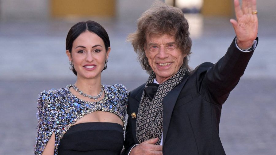 Mick Jagger und Freundin Melanie Hamrick besuchten am Abend den Empfang für König Charles III. in Paris. (lau/spot)