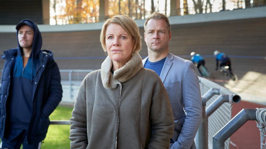 "Marie Brand und der Tote im Trikot": Marie Brand (Mariele Millowitsch) und Jürgen Simmel (Hinnerk Schönemann) beobachten gespannt das Bahnrad-Training. (cg/spot)