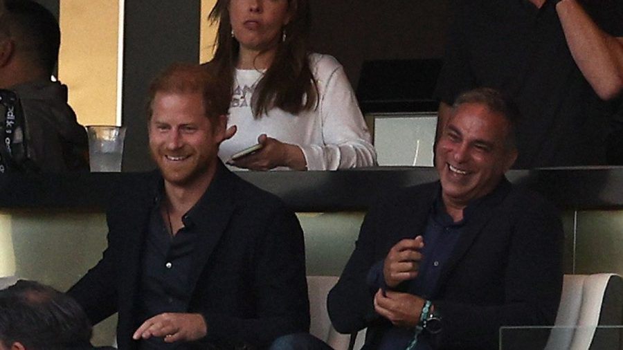Prinz Harry (l.) hat Spaß beim Fußball. (smi/spot)