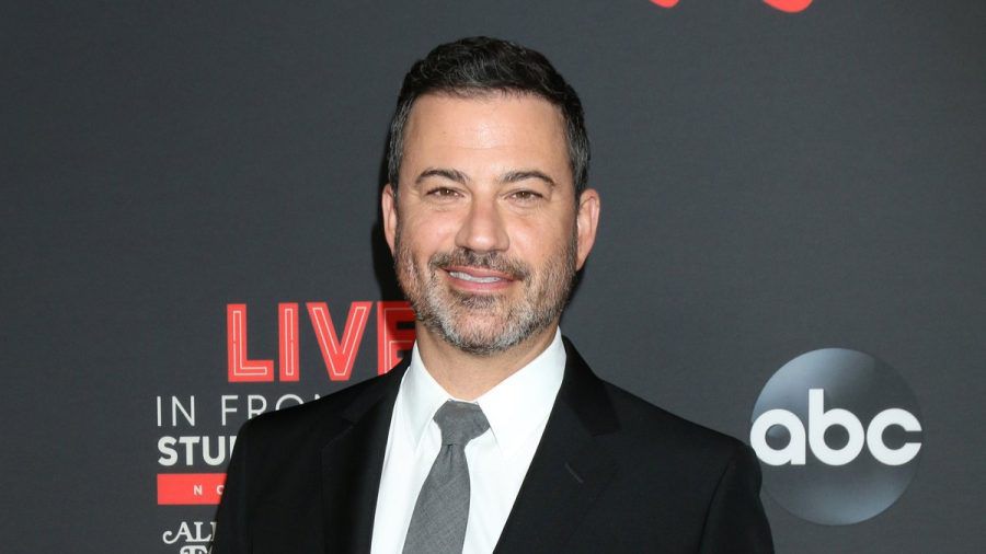 TV-Moderator Jimmy Kimmel liegt mit Corona flach. (joeka/spot)