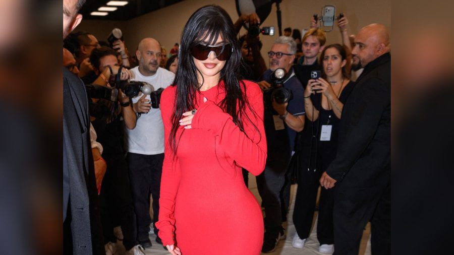Kylie Jenner zieht in Paris das Blitzlichtgewitter auf sich. (eee/spot)