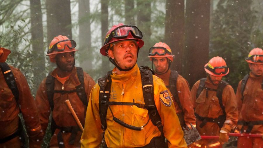 In der neuen Serie "Fire Country" stößt nicht nur Bode Donovan (Max Thieriot) an seine körperlichen und psychischen Grenzen. (stk/spot)