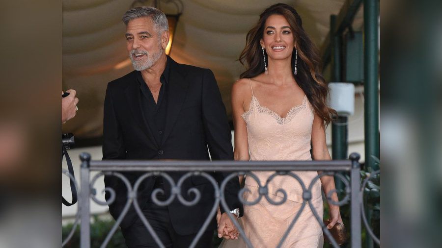 Sie strahlen um die Wette: Georg und Amal Clooney in Venedig. (obr/spot)