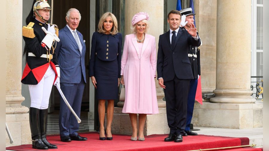 Emmanuel Macron (r.) empfängt König Charles III. in Paris - dazwischen nehmen die Gattinnen Stellung: Königin Camilla (r.) und Brigitte Macron. (dr/spot)
