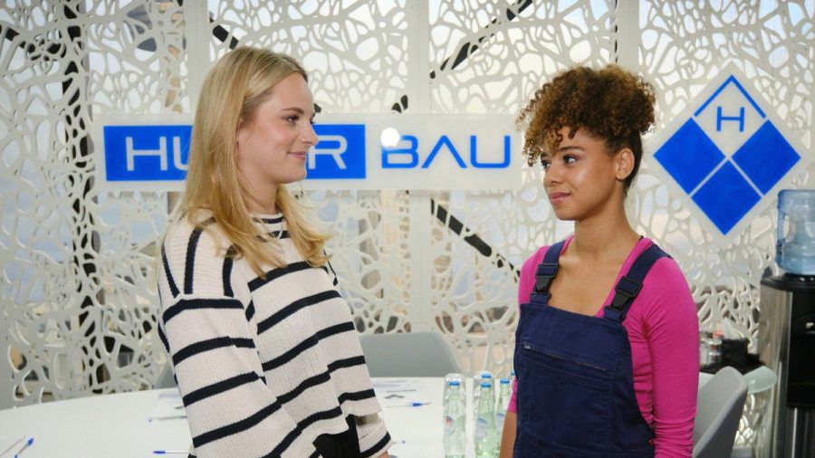 "Unter uns": Cecilia (l.) ist erleichtert, als sie das Missverständnis mit Paula schnell klären kann. (cg/spot)