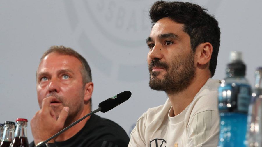 Pressekonferenz vor dem Schicksalsspiel gegen Japan: Hansi Flick mit seinem Kapitän İlkay Gündoğan (re.). (smi/spot)