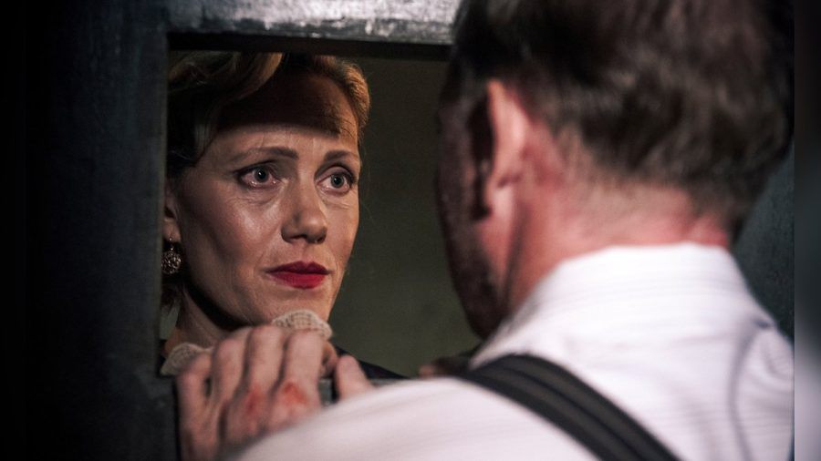 "Das Boot": Bettina Gruber (Anna Schudt) darf ihren Ehemann Victor Gruber (Johann von Bülow) im Gefängnis besuchen. (ili/spot)