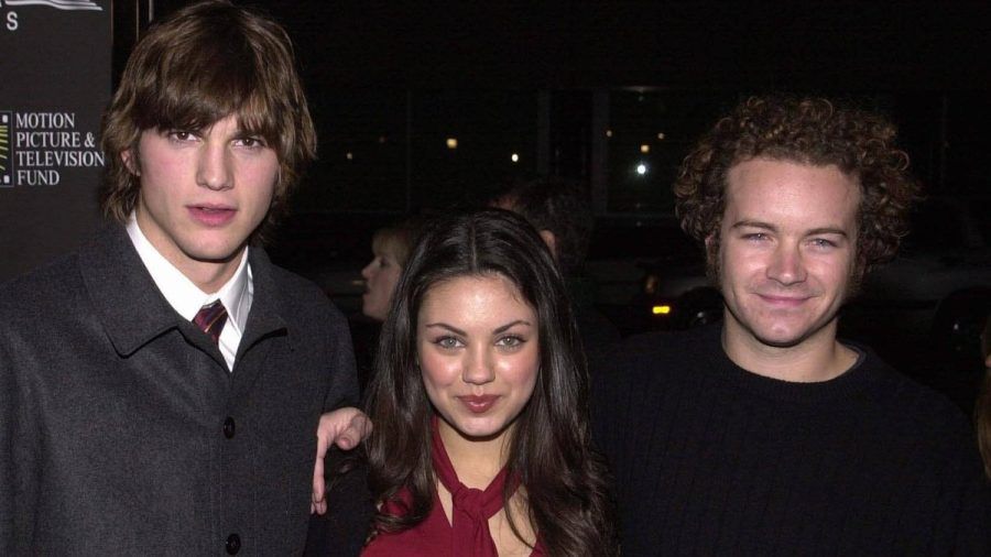 Ashton Kutcher (l.) und Mila Kunis mit Danny Masterson im Jahr 2000. (wue/spot)