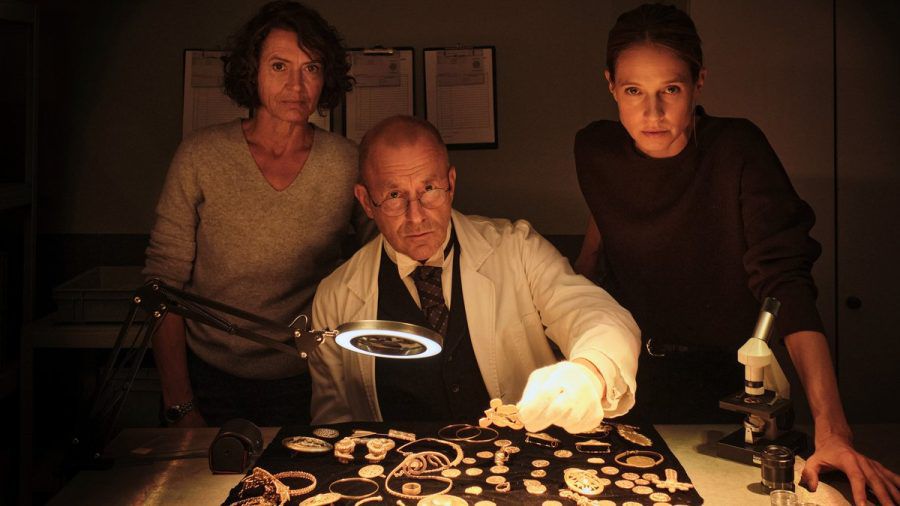 "Tatort: Gold": Hauptkommissarin Lena Odenthal (Ulrike Folkerts, li.) und Kollegin Johanna Stern (Lisa Bitter) auf der Jagd nach dem Nibelungen-Gold. Mittendrin: Stargast Heino Ferch als Museums-Direktor Dr. Albert Dürr. (tj/spot)