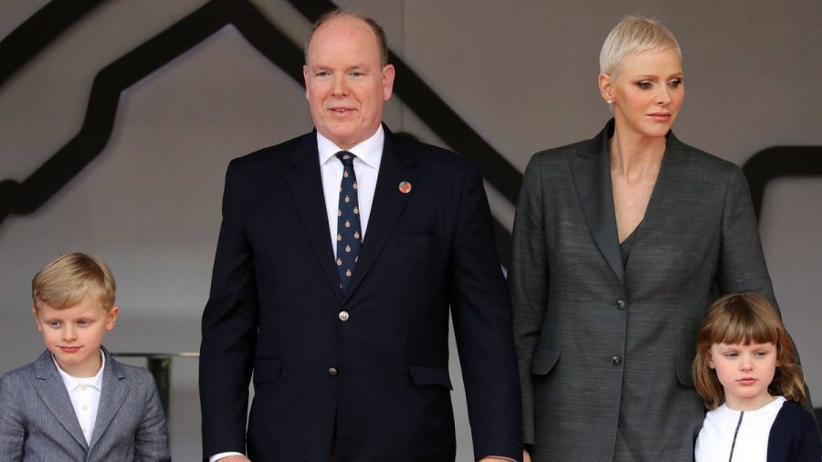 Fürst Albert und Fürstin Charlène von Monaco mit ihren Kindern Jacques und Gabriella. (hub/spot)
