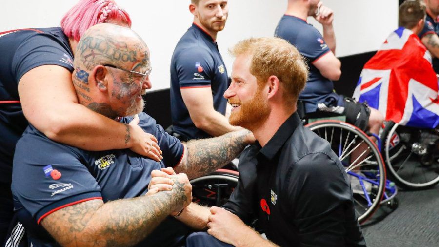 Prinz Harry mit einem Teilnehmer bei den Invictus Games 2018 in Sydney. (hub/spot)