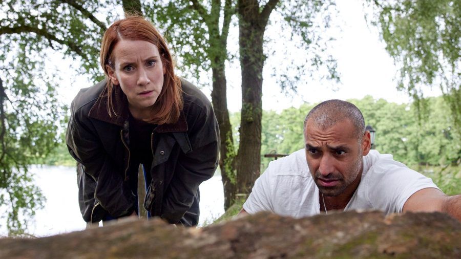 "Mordsschwestern - Verbrechen ist Familiensache: Helden": Nicht weit vom Tatort sind Viktoria (Lena Dörrie) und Sami (Tamer Trasoglu) auf eine interessante Spur gestoßen. (cg/spot)