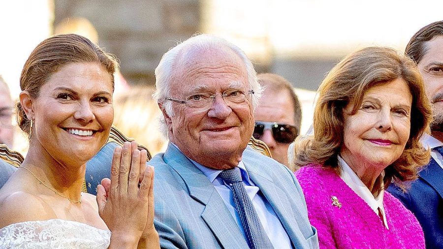 König Carl Gustaf von Schweden hat mit der Wahl seiner Ehefrau Silvia (r.) und mit seiner Thronfolgerin Victoria vieles richtig gemacht. (ili/spot)