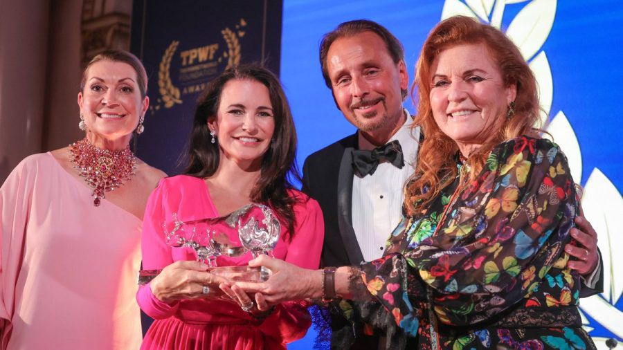 "Sex and the City"-Star Kristin Davis (li.) und Sarah Ferguson posieren mit dem "Perfect World Foundation Award" (tj/spot)