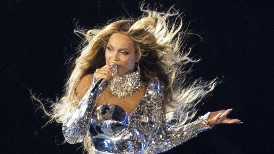 Tausende Fans folgten Beyoncés Geburtstags-Dresscode und kamen ebenfalls ganz in Silber. (tj/spot)