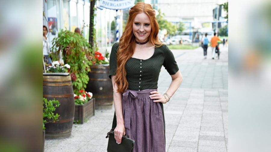 Barbara Meier macht mit Choker und dezenten Armbändern alles richtig. (eee/spot)