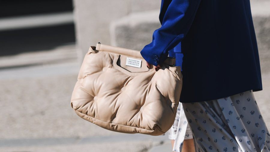 Der Taschentrend für Herbst und Winter 2023 lautet: Handtaschen können gar nicht groß genug sein. (the/spot)