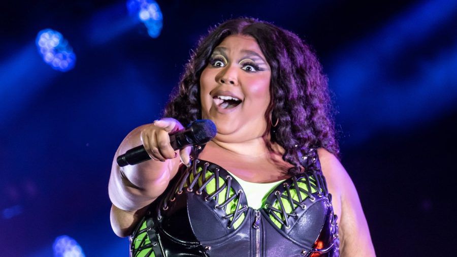 Sängerin Lizzo weist die Vorwürfe ihrer ehemaligen Tänzerinnen vehement zurück. (tj/spot)