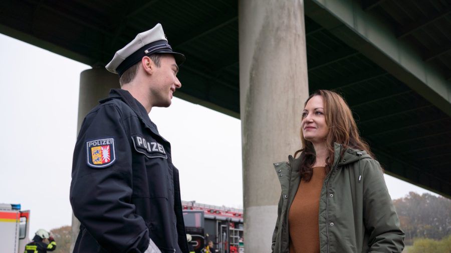 "Unter anderen Umständen - Mütter und Söhne": Lukas Jepsen (Tom Gronau) und Jana Winter (Natalia Wörner) unterhalten sich am Unfallort. (hub/spot)