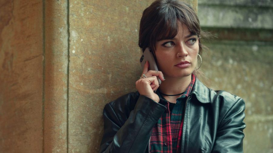 Emma Mackey spielt ein letztes Mal Fan-Liebling Maeve. (lau/spot)