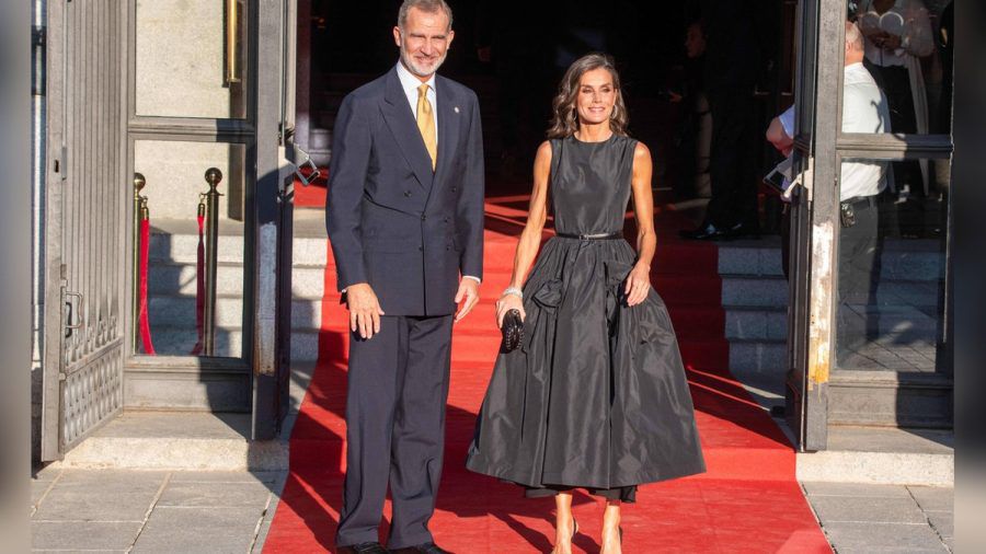 Glamourös: Königin Letizia und ihr Ehemann, König Felipe, auf dem roten Teppich bei der Theater-Eröffnung in Madrid. (sb/spot)