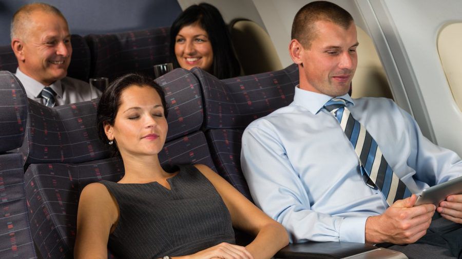 Im Flugzeug zu entspannen, fällt nicht immer leicht. (hub/spot)