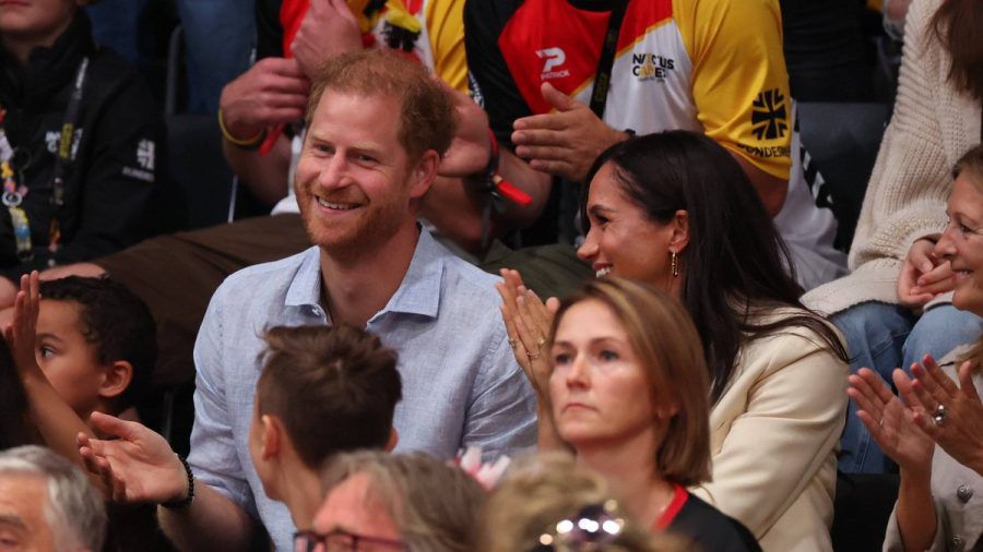 Prinz Harry freute sich über das "Happy Birthday"-Ständchen. (ili/spot)