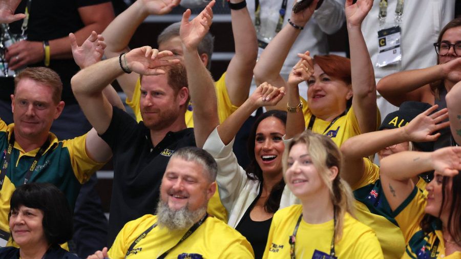 Prinz Harry und Herzogin Meghan ausgelassen in Düsseldorf. (stk/spot)