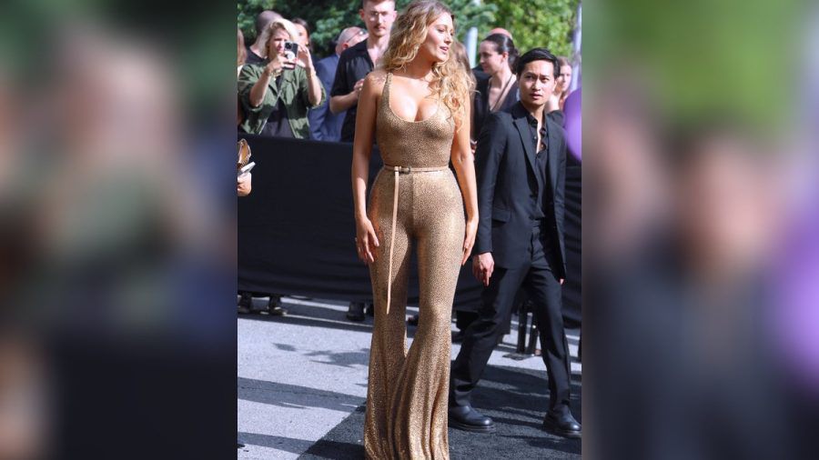 Vierfach-Mama Blake Lively im goldenen Jumpsuit bei der New York Fashion Week. (ili/spot)