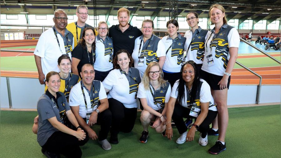Prinz Harry am 9. September mit Helferinnen und Helfern der Invictus Games Düsseldorf 2023. (wue/spot)