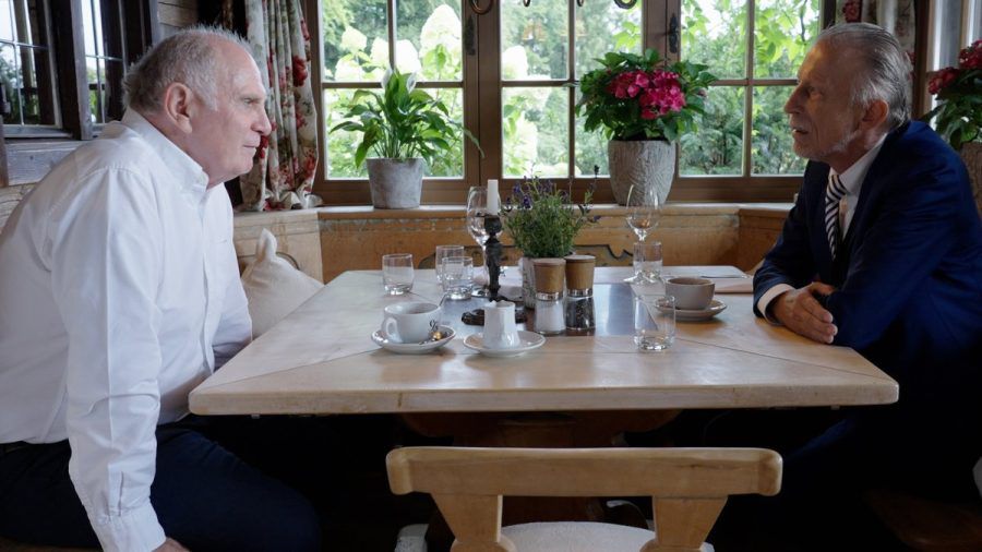 Erstes Treffen seit Jahren: In der Doku begegnet Christoph Daum seinem ehemaligen Widersacher Uli Hoeneß (jök/spot)