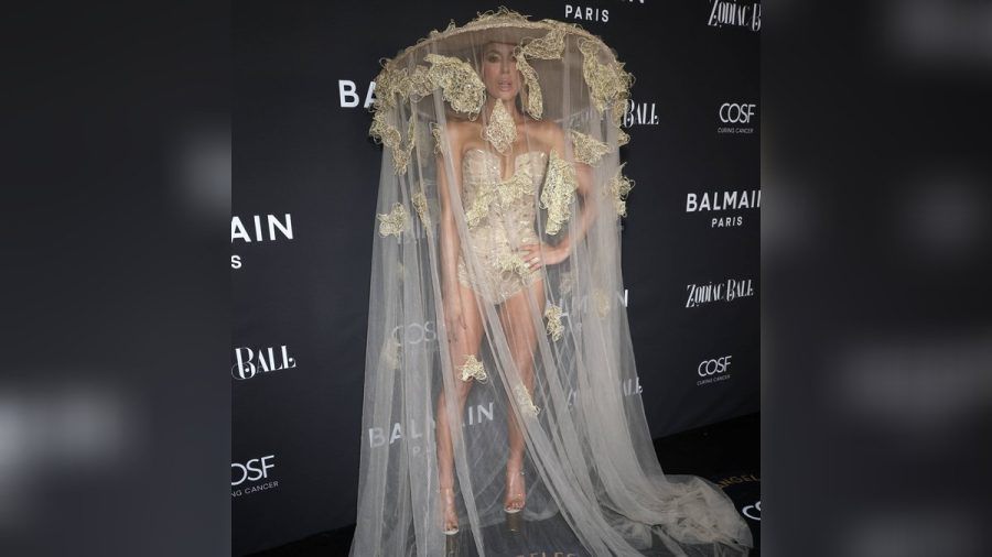 Kate Beckinsale zeigte sich beim Zodiac Ball in Los Angeles ganz in Gold. (the/spot)