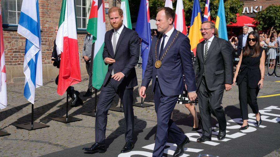 Prinz Harry (l.) beim Empfang der Stadt Düsseldorf vor Beginn der Invictus Games. (wue/spot)