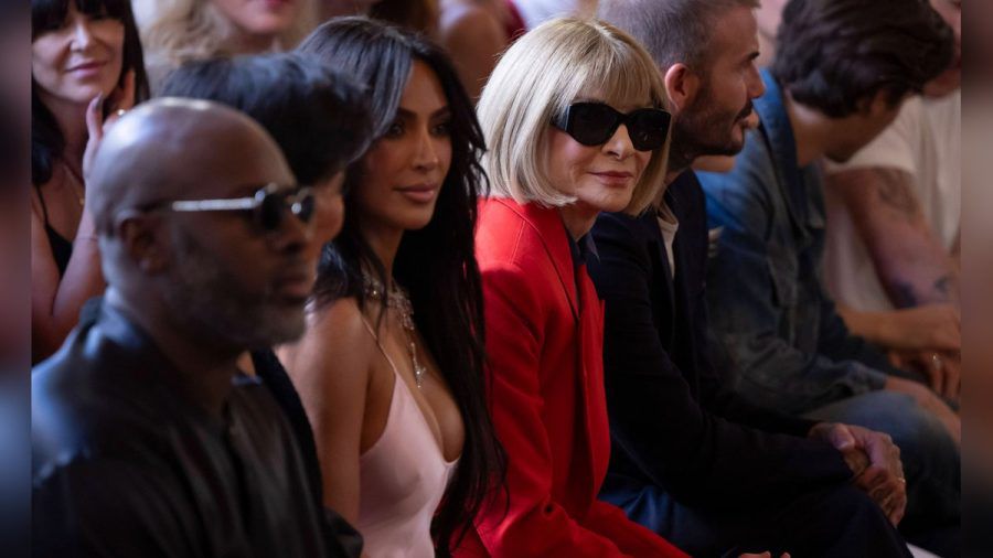Kim Kardashian und Anna Wintour saßen bei Victoria Beckhams Fashionshow in Paris nebeneinander. (ncz/spot)